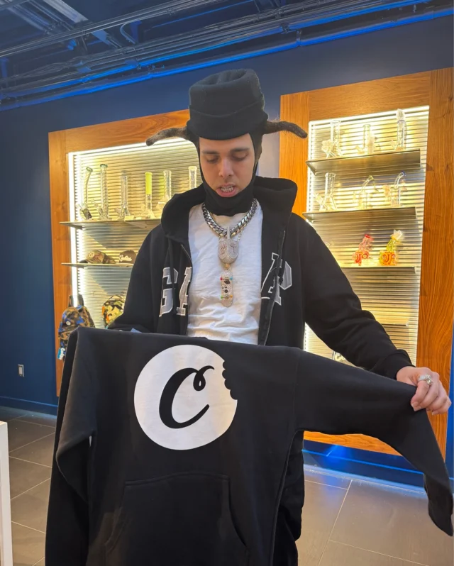 Shoutout to BLP Kosher for sliding through and connecting with the team and fans!🔥
Comment down below ⬇️ if you would like us to host a meet and greet with the 🐐‼️
#culturehouse #culturehousenyc #culture #lifestyle #merch #cookies #blpkosher #midtown #manhattan #newyork #nyc